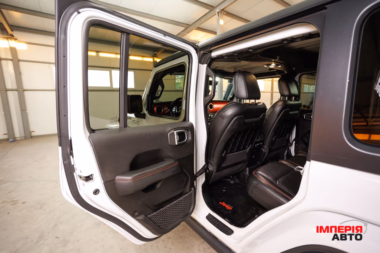Jeep Wrangler - фото 25