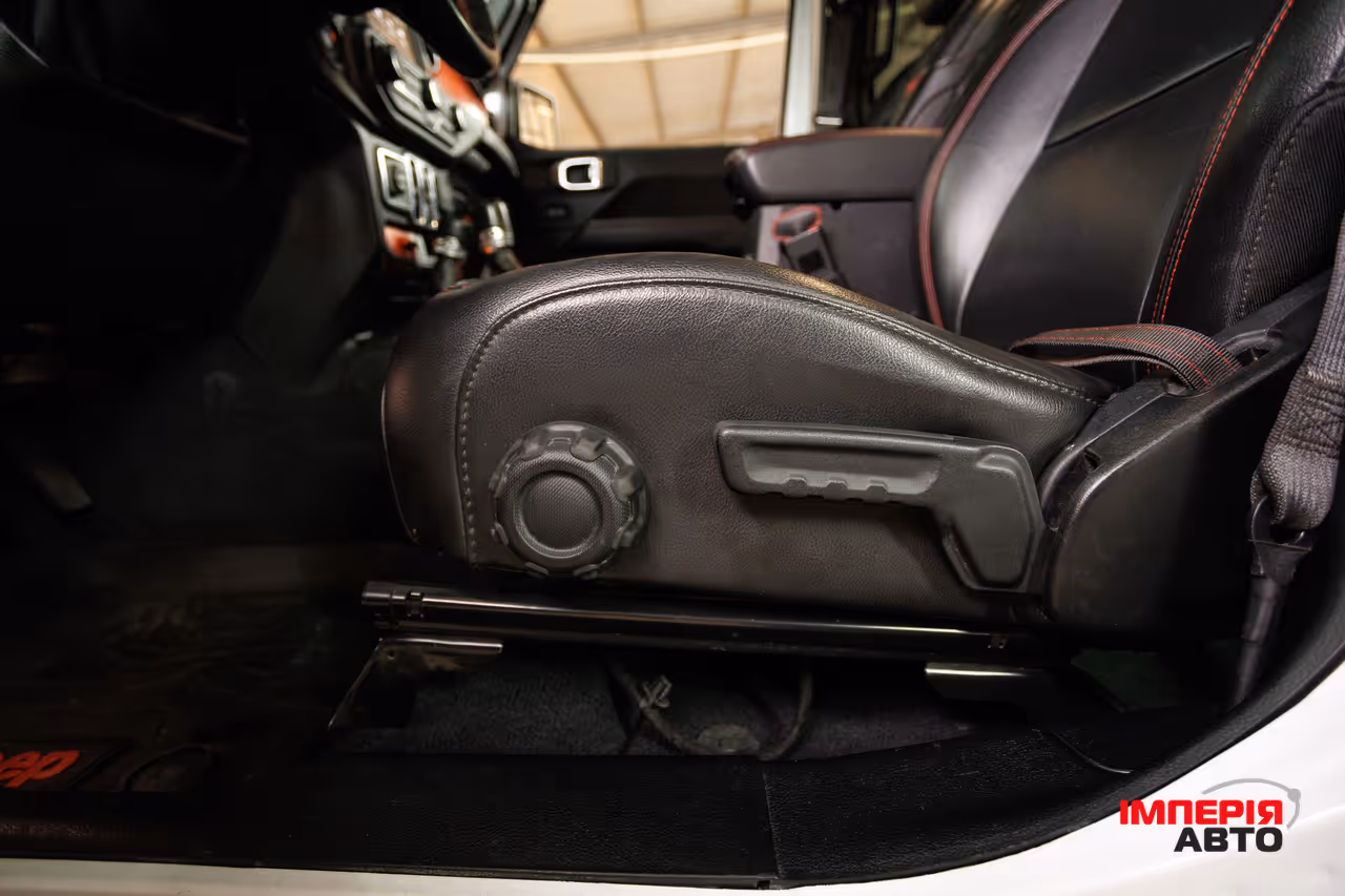 Jeep Wrangler - фото 24