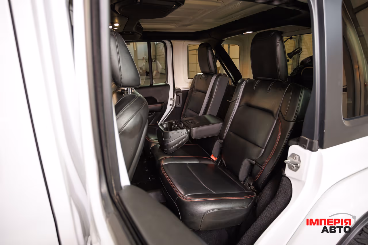 Jeep Wrangler - фото 26