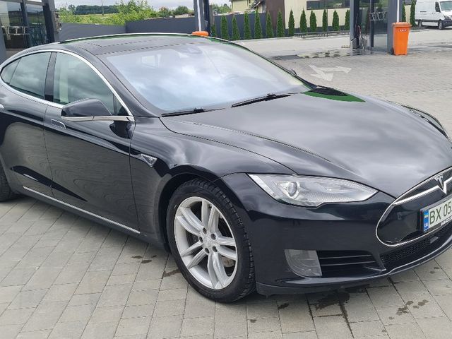 Tesla Model S - фото 1