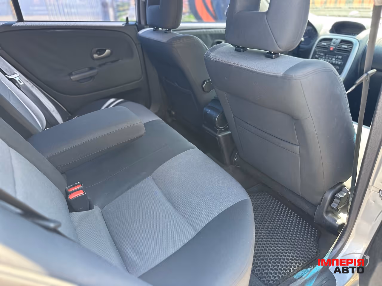 Mitsubishi Carisma - фото 7