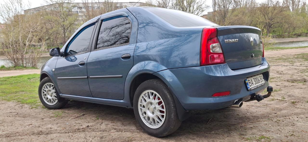Renault Logan - фото 12