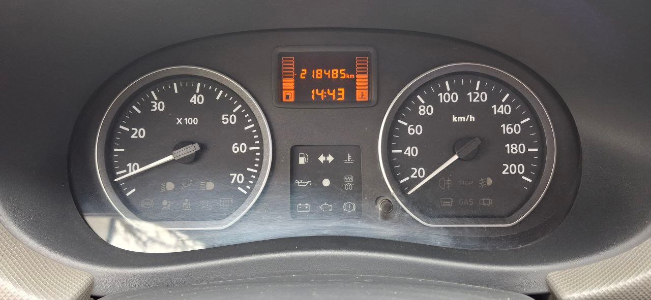 Renault Logan - фото 1