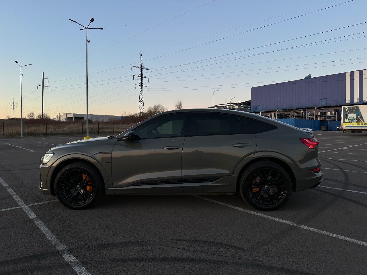 Audi e-tron - фото 7