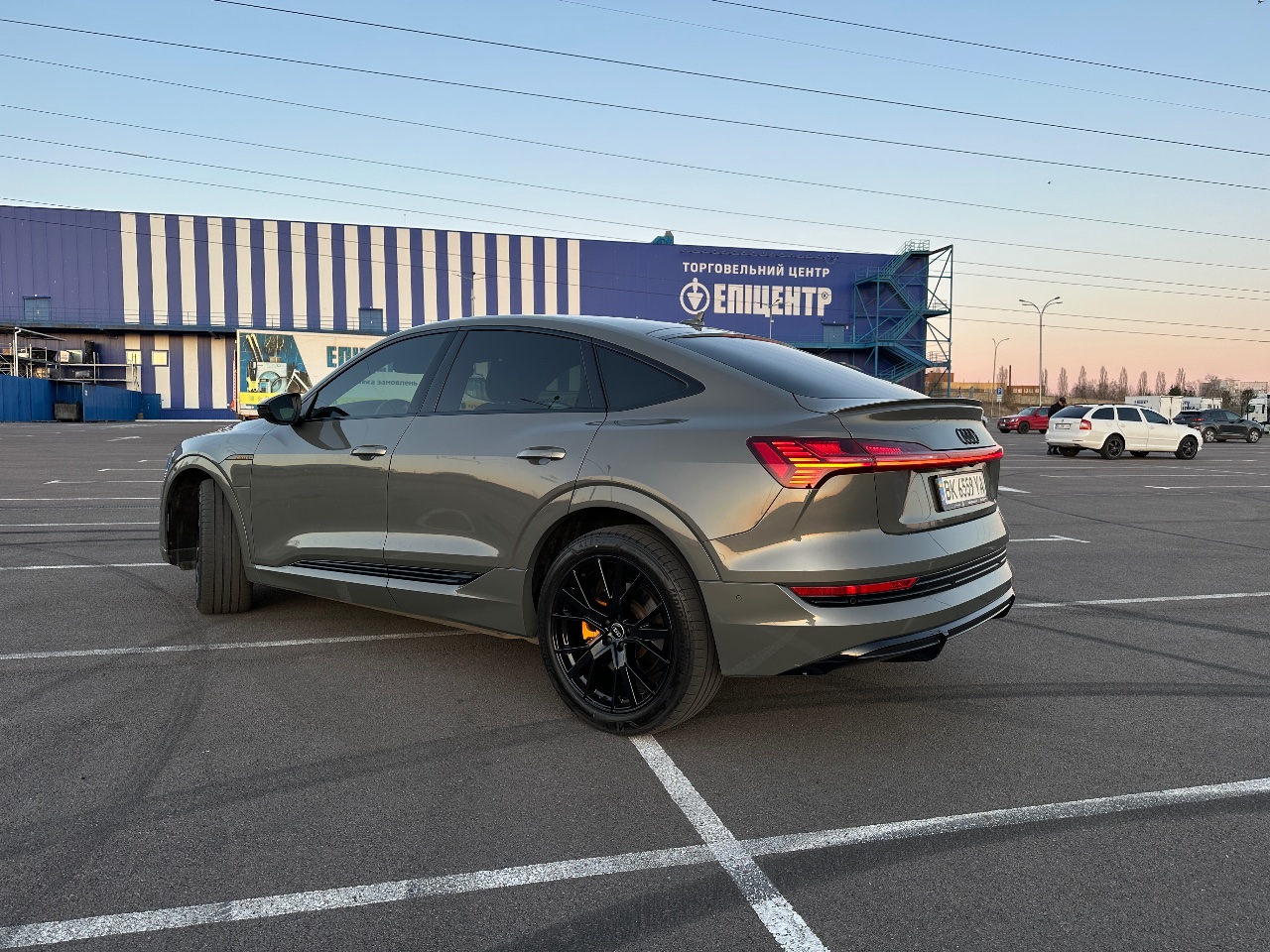 Audi e-tron - фото 10