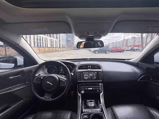 Jaguar XE - зображення 5