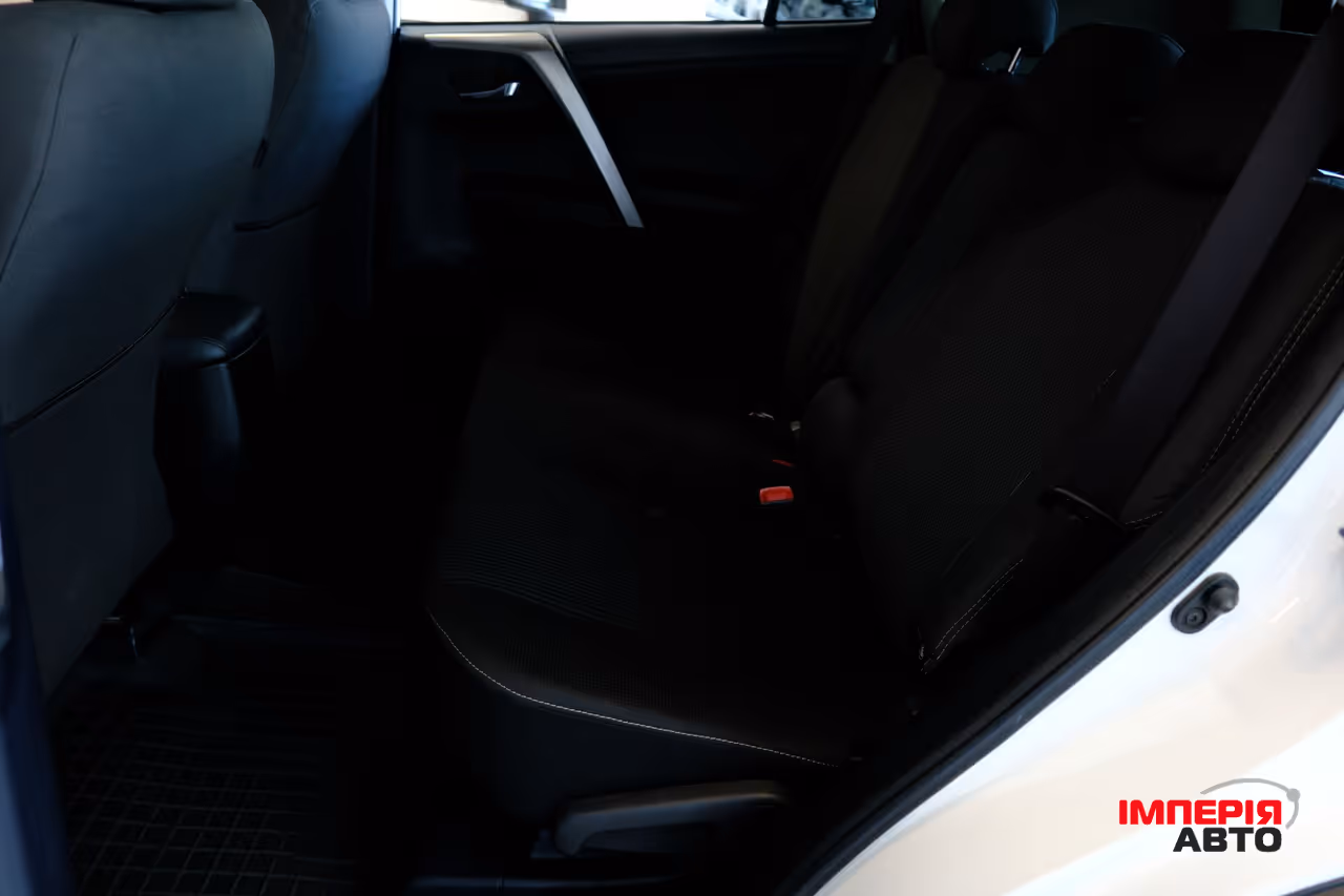 Toyota RAV4 - фото 8