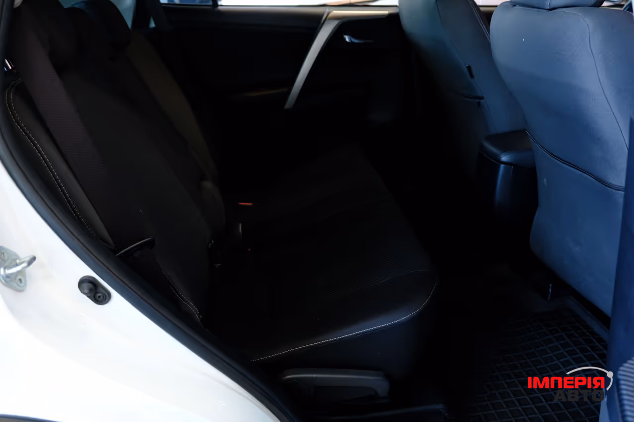 Toyota RAV4 - фото 9