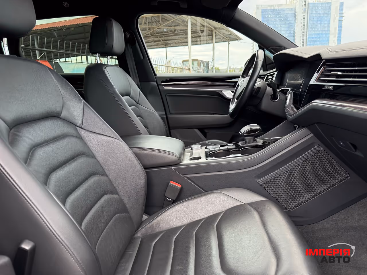 Volkswagen Touareg - фото 8