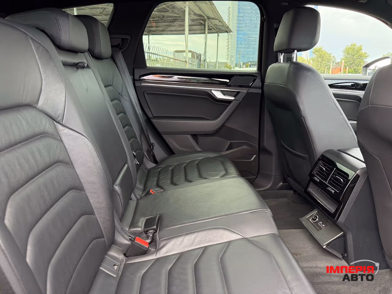 Volkswagen Touareg - фото 11