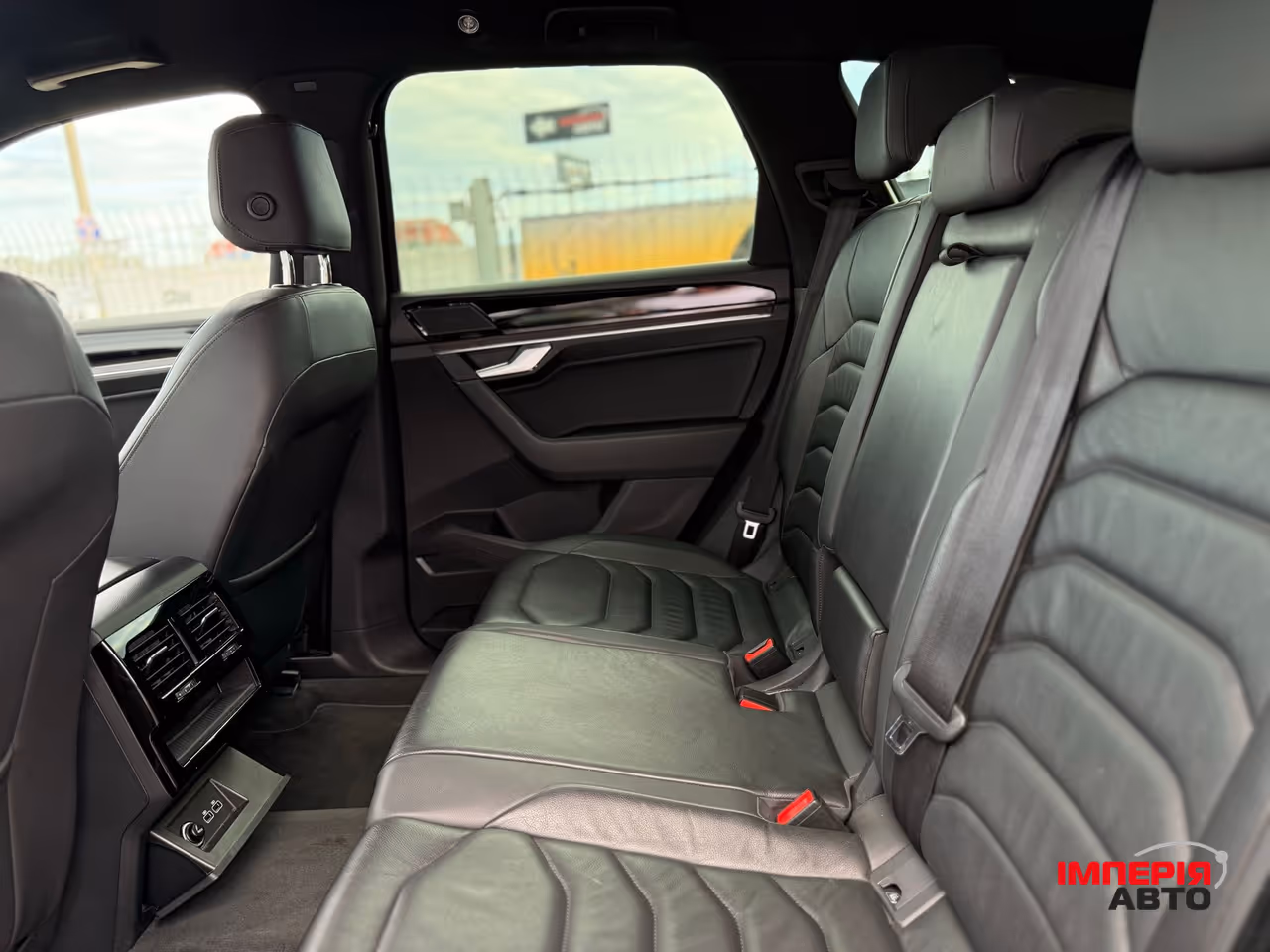 Volkswagen Touareg - фото 12