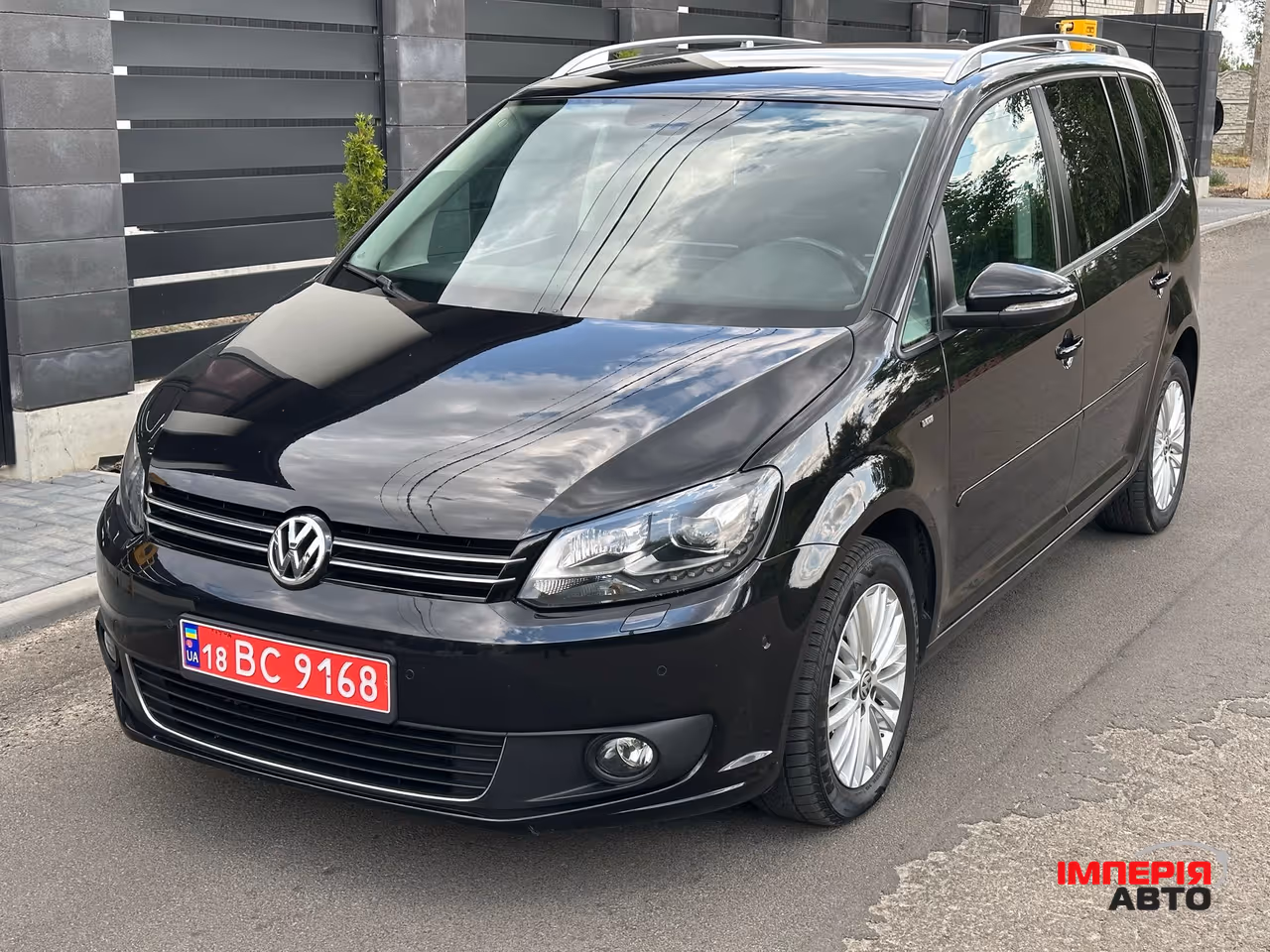 Volkswagen Touran - фото 1