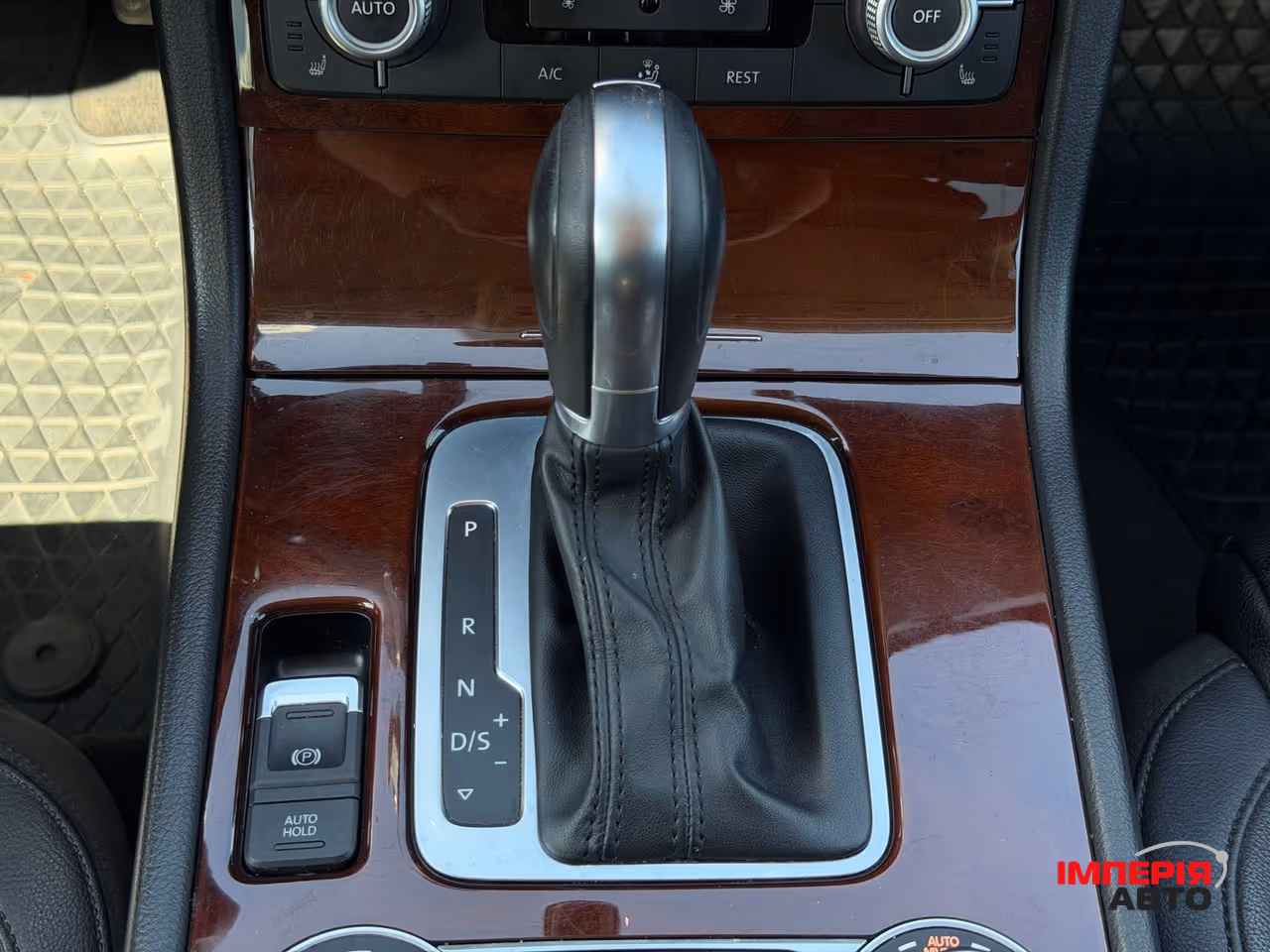 Volkswagen Touareg - фото 12