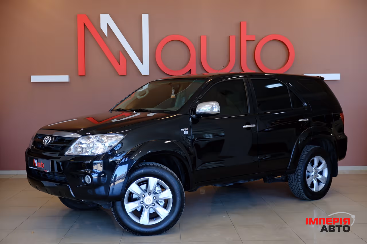 Toyota Fortuner - фото 1