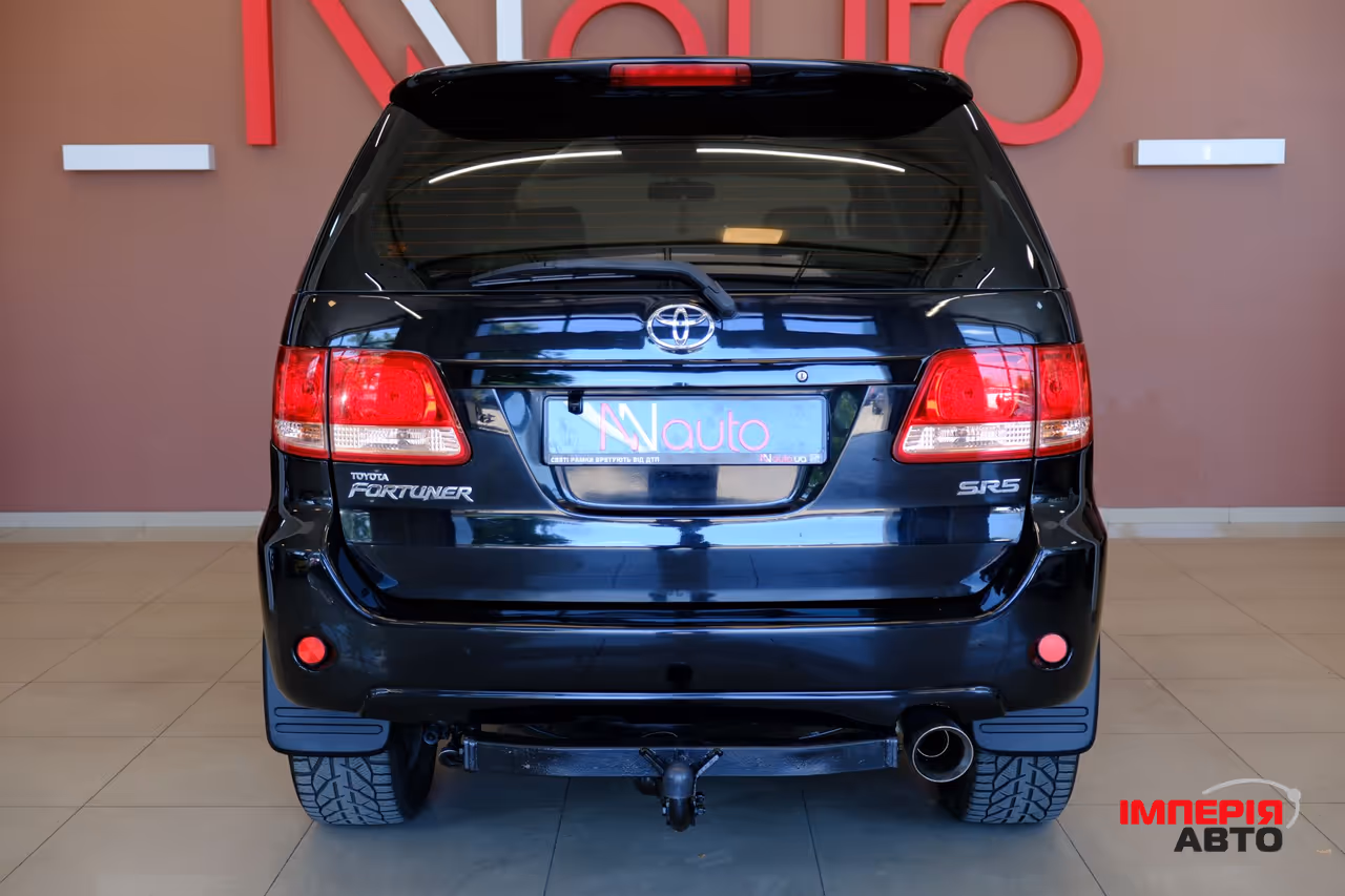 Toyota Fortuner - фото 6