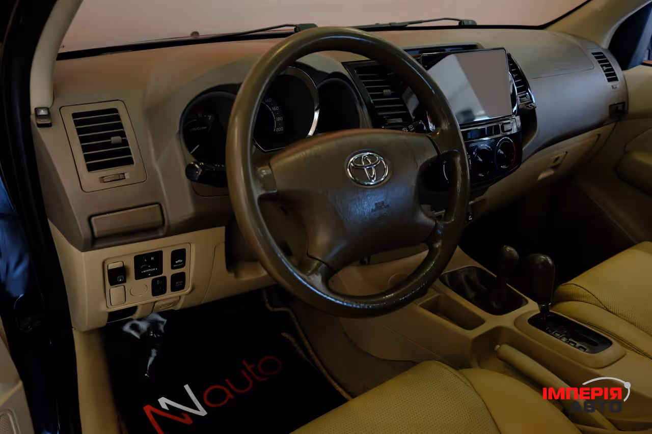 Toyota Fortuner - фото 7
