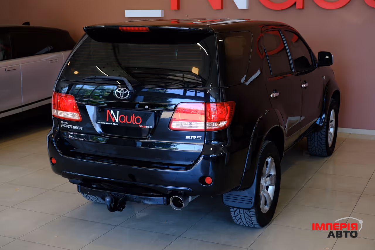 Toyota Fortuner - фото 5