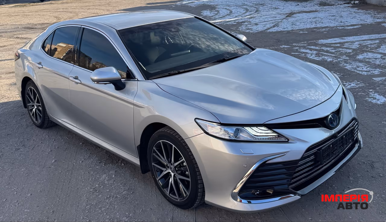Toyota Camry - фото 1
