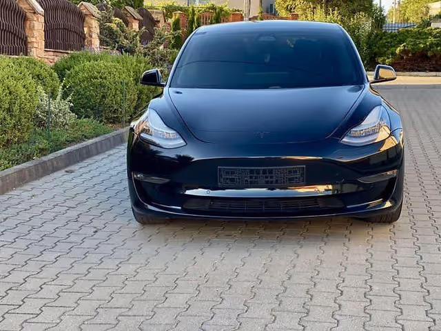 Tesla Model 3 - зображення 1