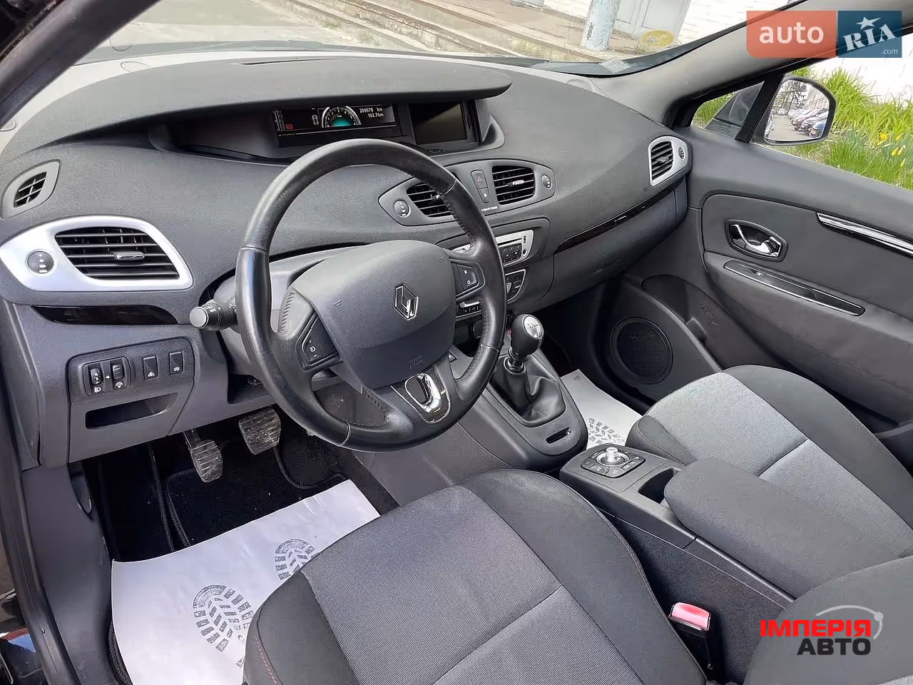 Renault Scenic - фото 16