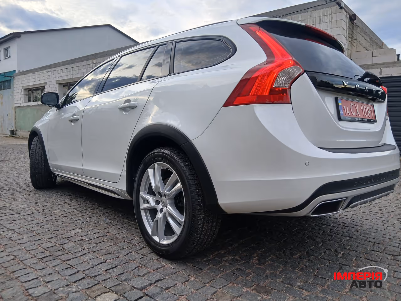 Volvo V60 Cross Country - фото 8