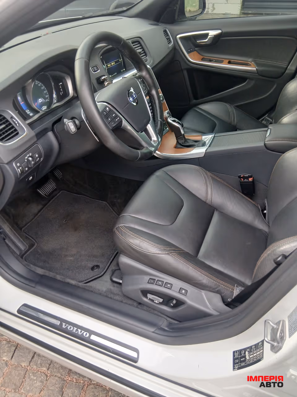 Volvo V60 Cross Country - фото 25
