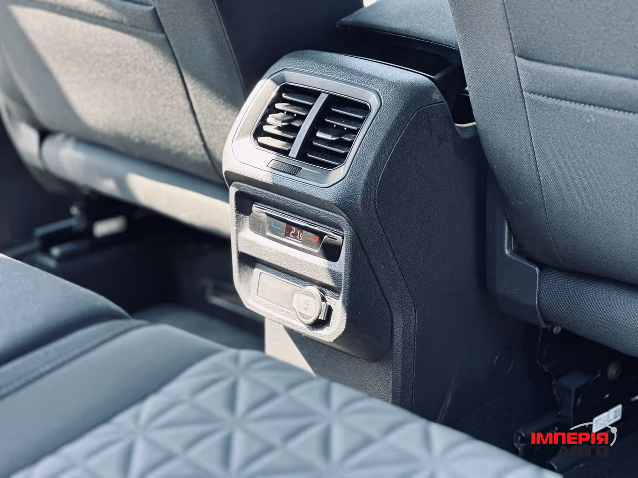 Volkswagen Tiguan - фото 11