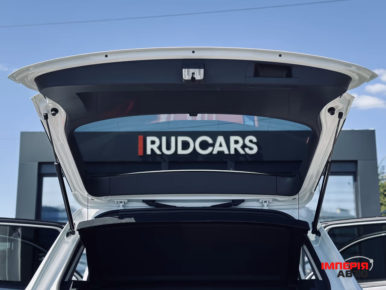 Volkswagen Tiguan - фото 8