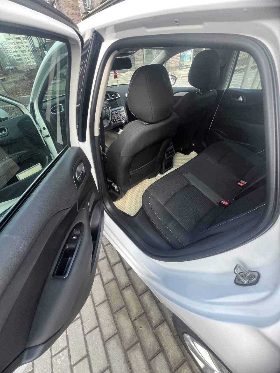 Citroen C4 - фото 8