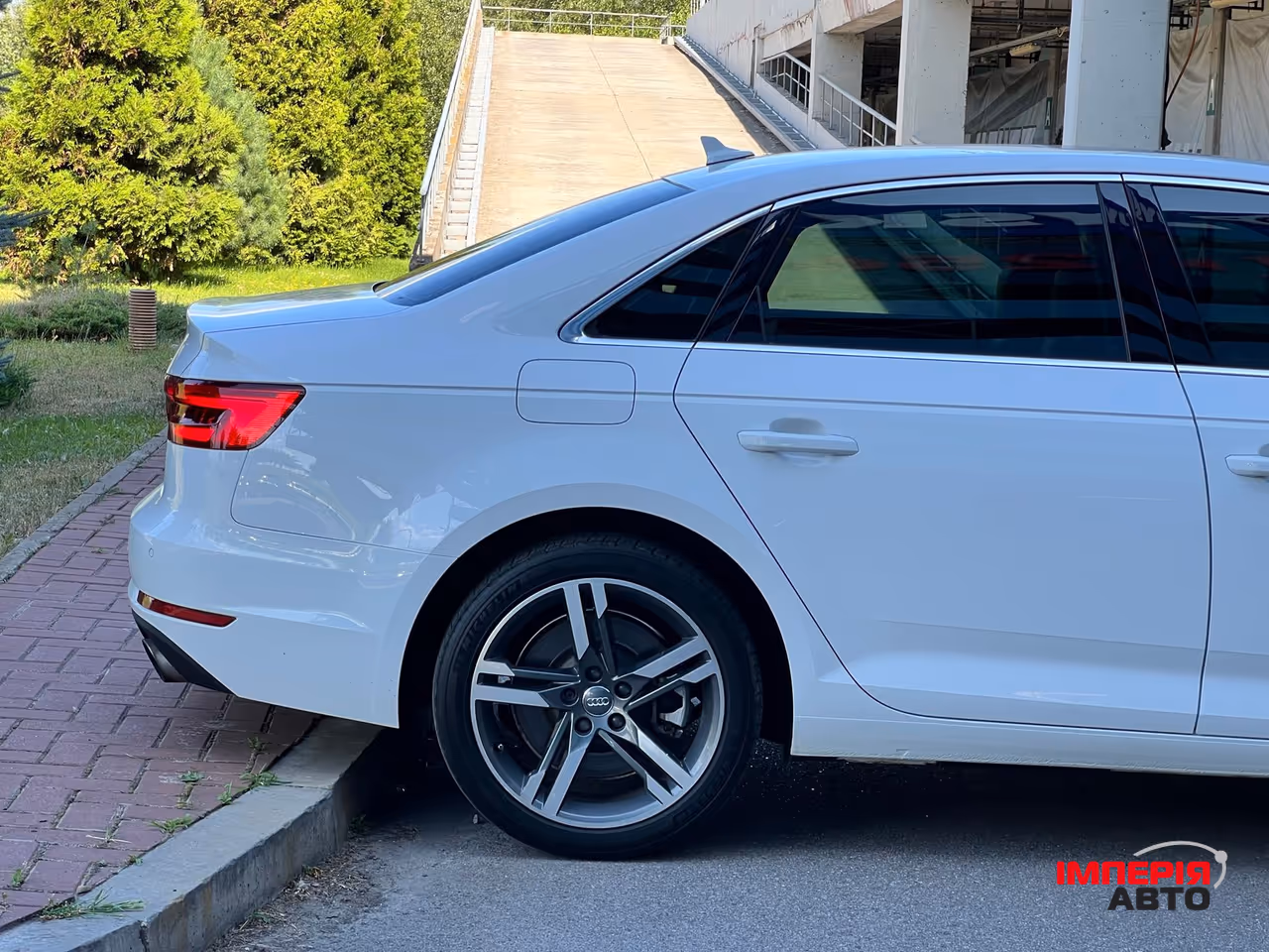 Audi A4 - фото 11