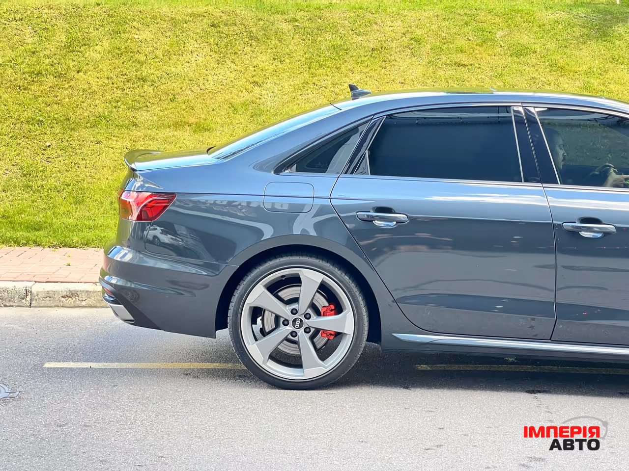 Audi A4 - фото 12