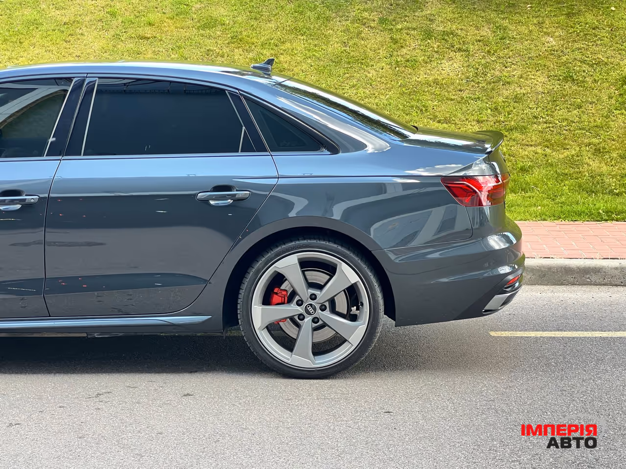 Audi A4 - фото 4