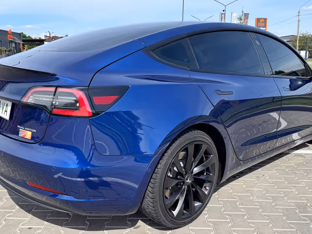 Tesla Model 3 - зображення 1