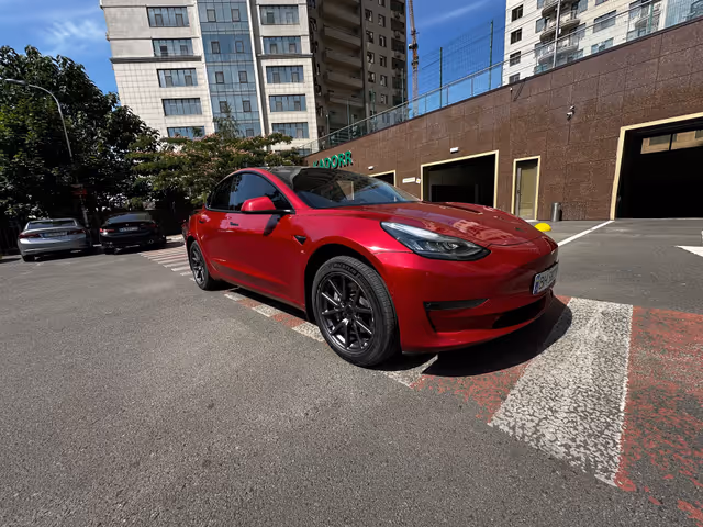 Tesla Model 3 - зображення 1