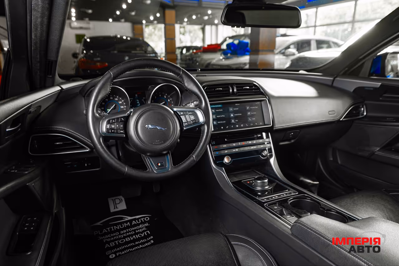 Jaguar XE - фото 7