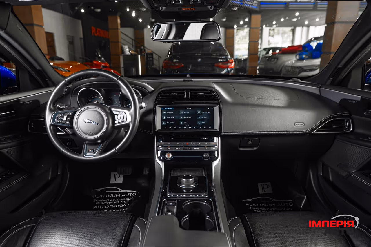 Jaguar XE - фото 8
