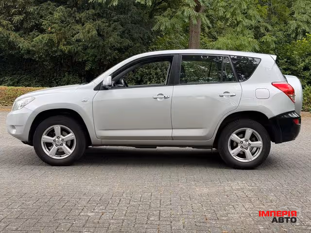 Toyota RAV4 - фото 5