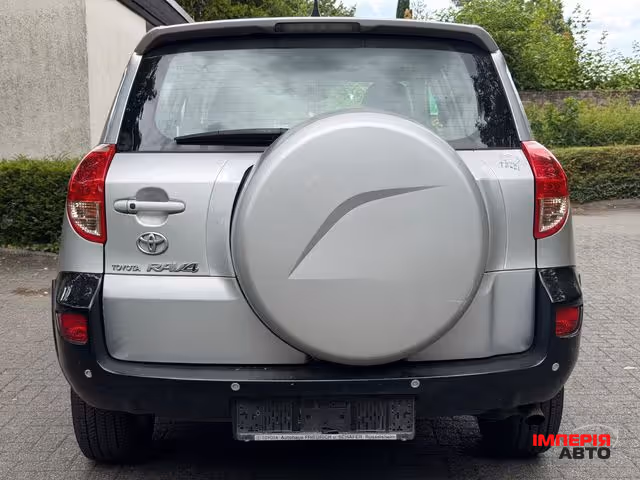 Toyota RAV4 - фото 7