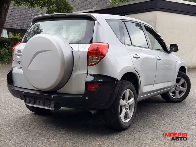 Toyota RAV4 - фото 8