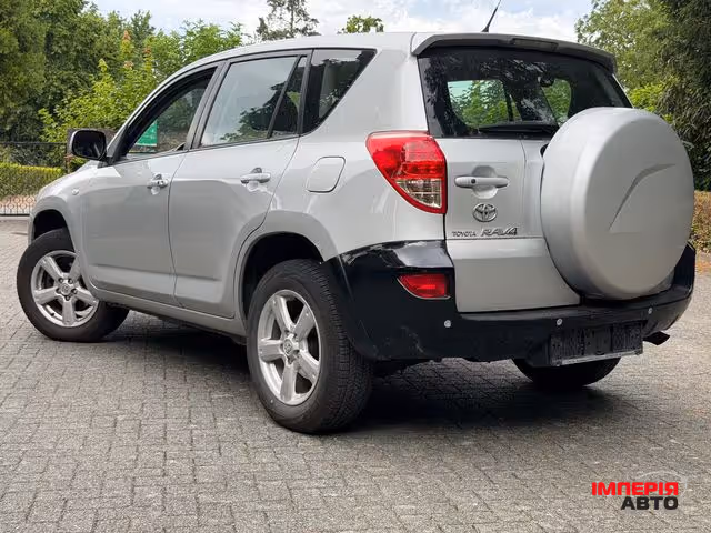 Toyota RAV4 - фото 6