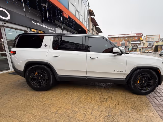 Rivian R1S - зображення 3