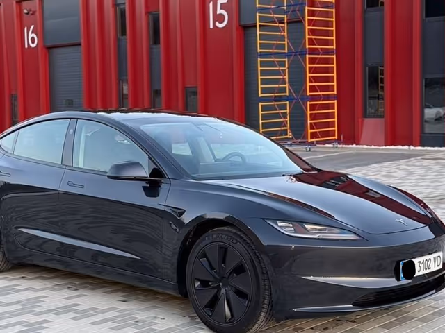 Tesla Model 3 - зображення 1