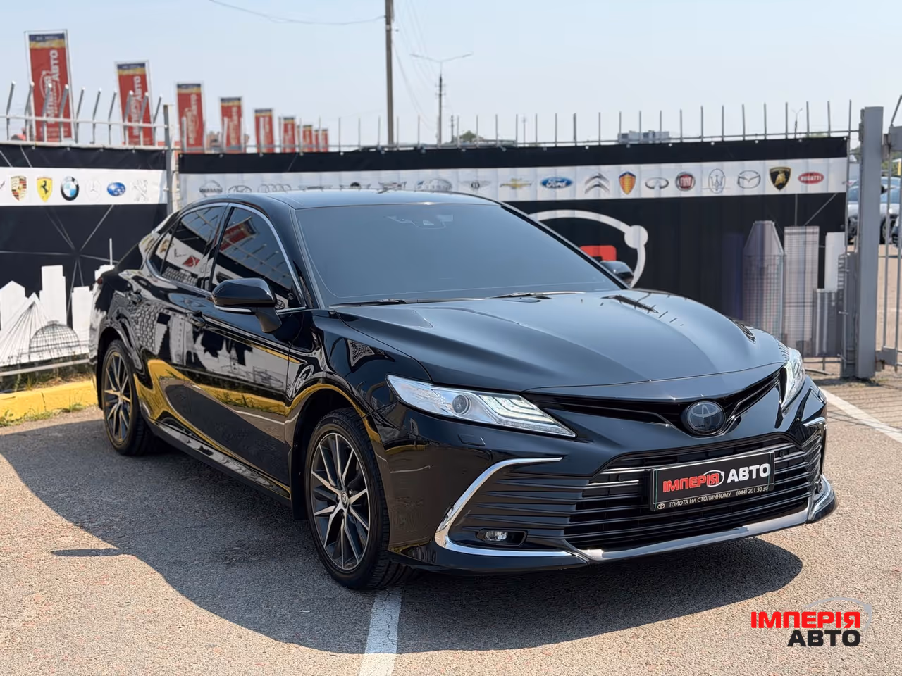 Toyota Camry - фото 1