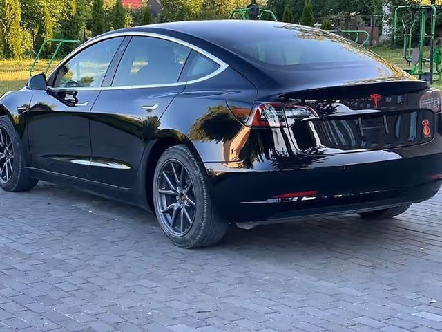 Tesla Model 3 - зображення 5