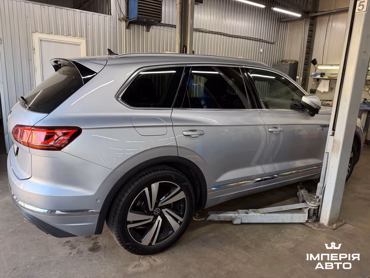 Volkswagen Touareg - фото 12