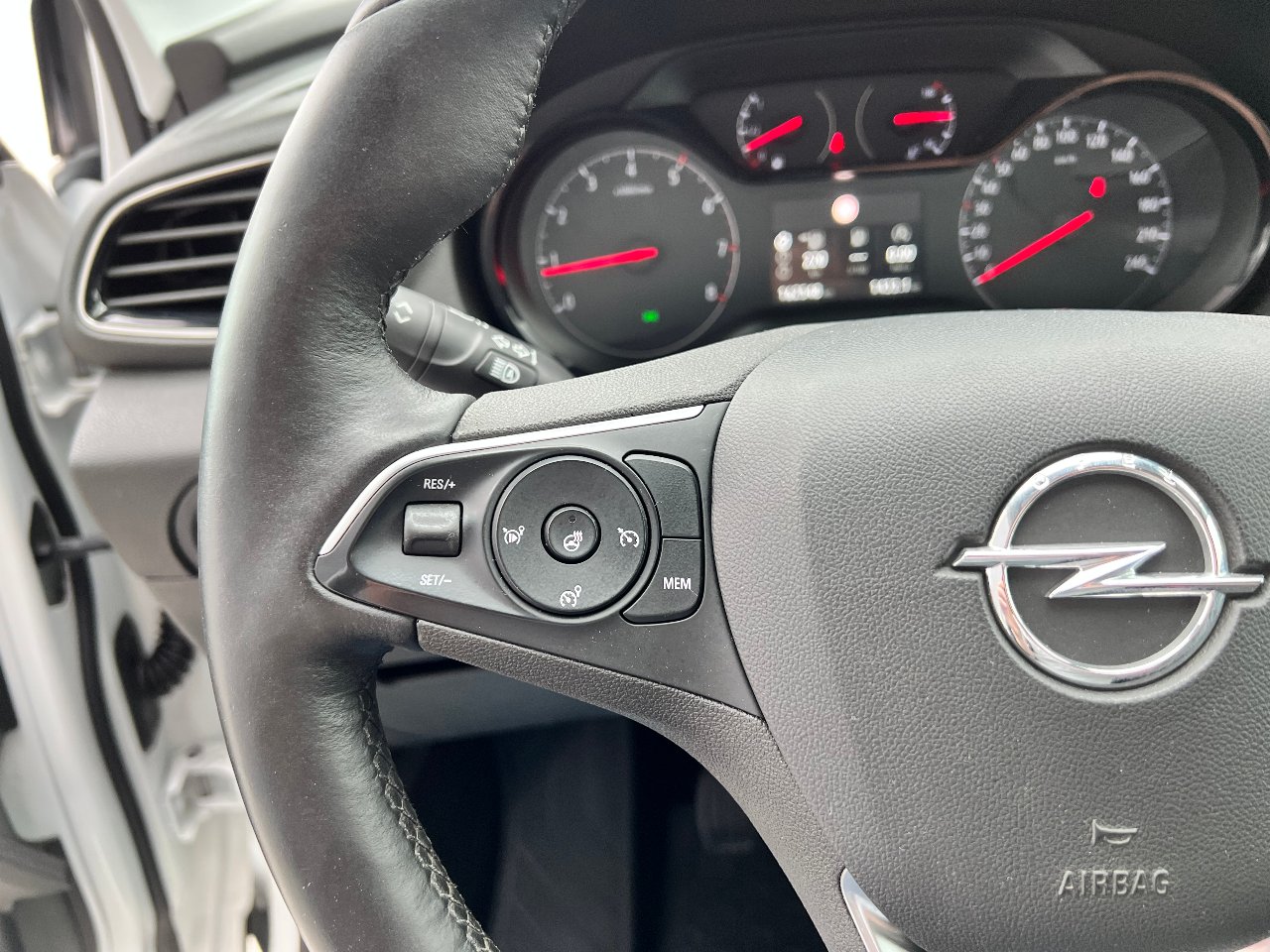 Opel Grandland X - фото 10