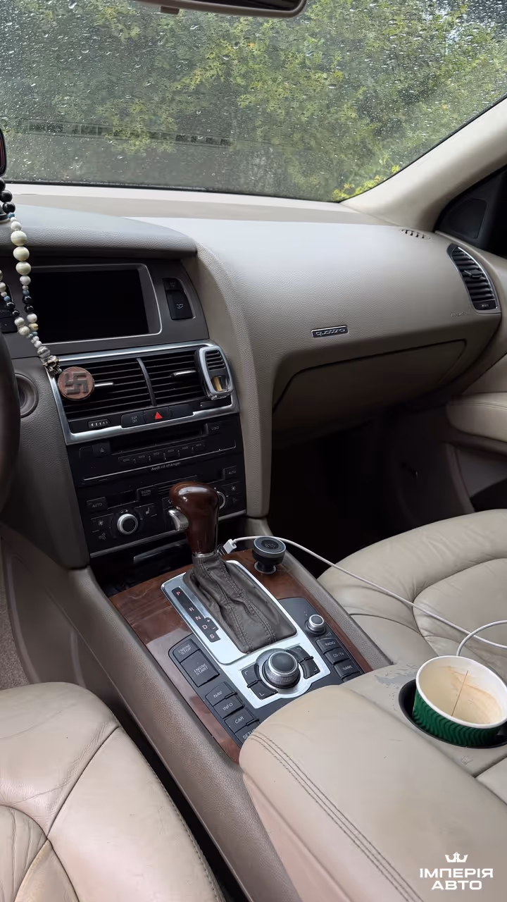 Audi Q7 - фото 11