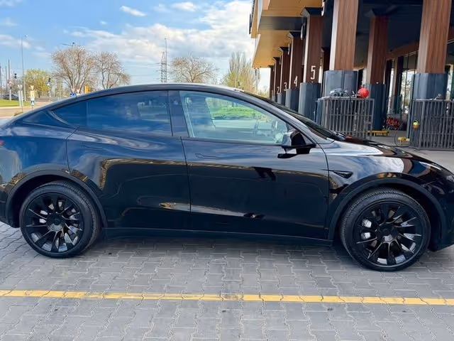 Tesla Model Y - зображення 5