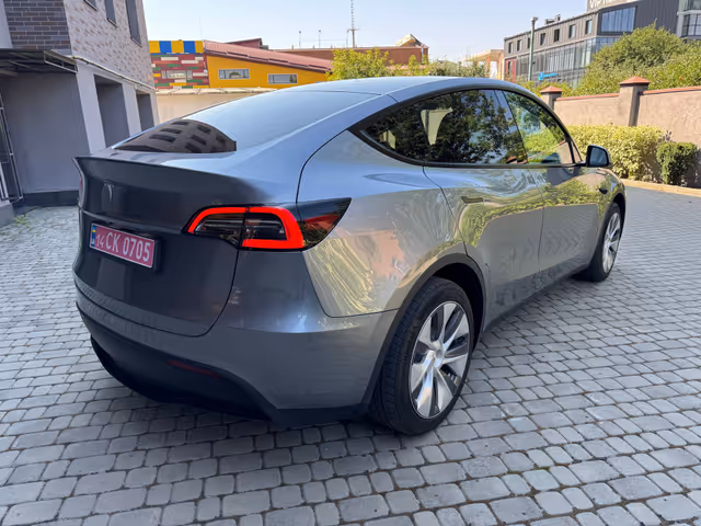 Tesla Model Y - зображення 5