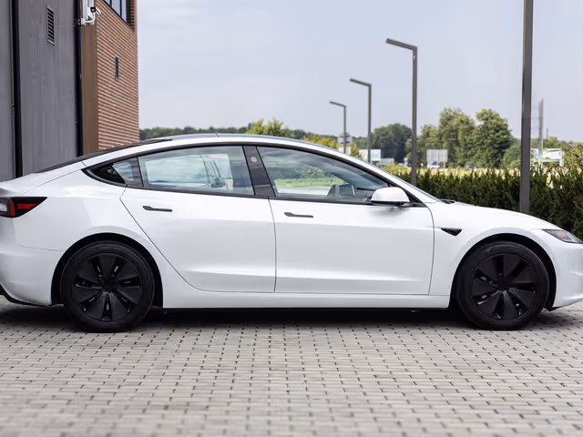 Tesla Model 3 - зображення 4